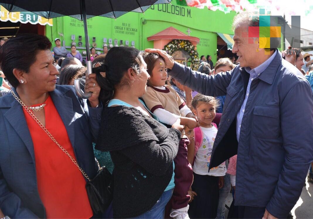Se compromete el gobernador Yunes a entregar mobiliario en escuela de Jalacingo