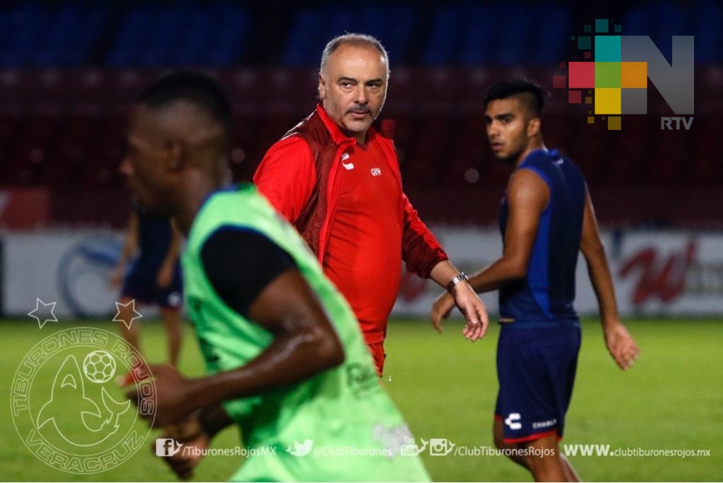 Guillermo Vázquez dirigió su primer entrenamiento con los Tiburones Rojos de Veracruz