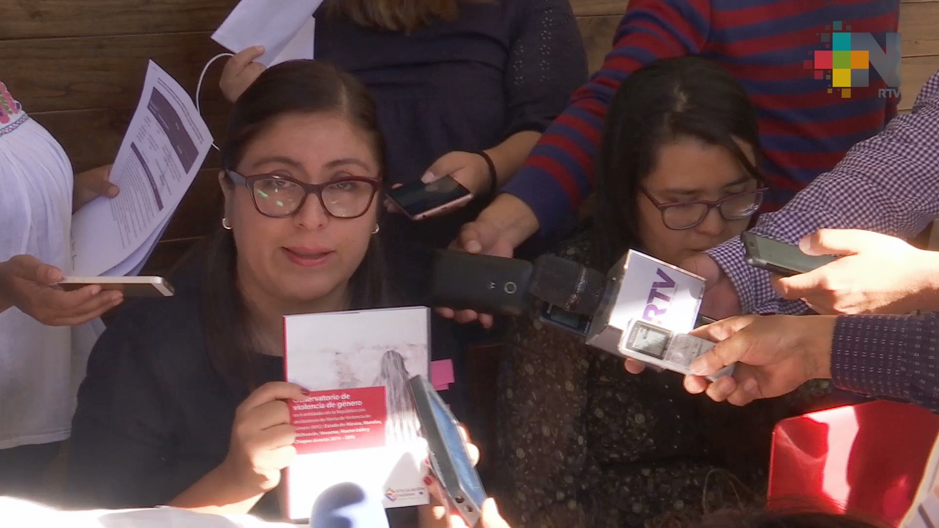 Presentan libro sobre violencia de género