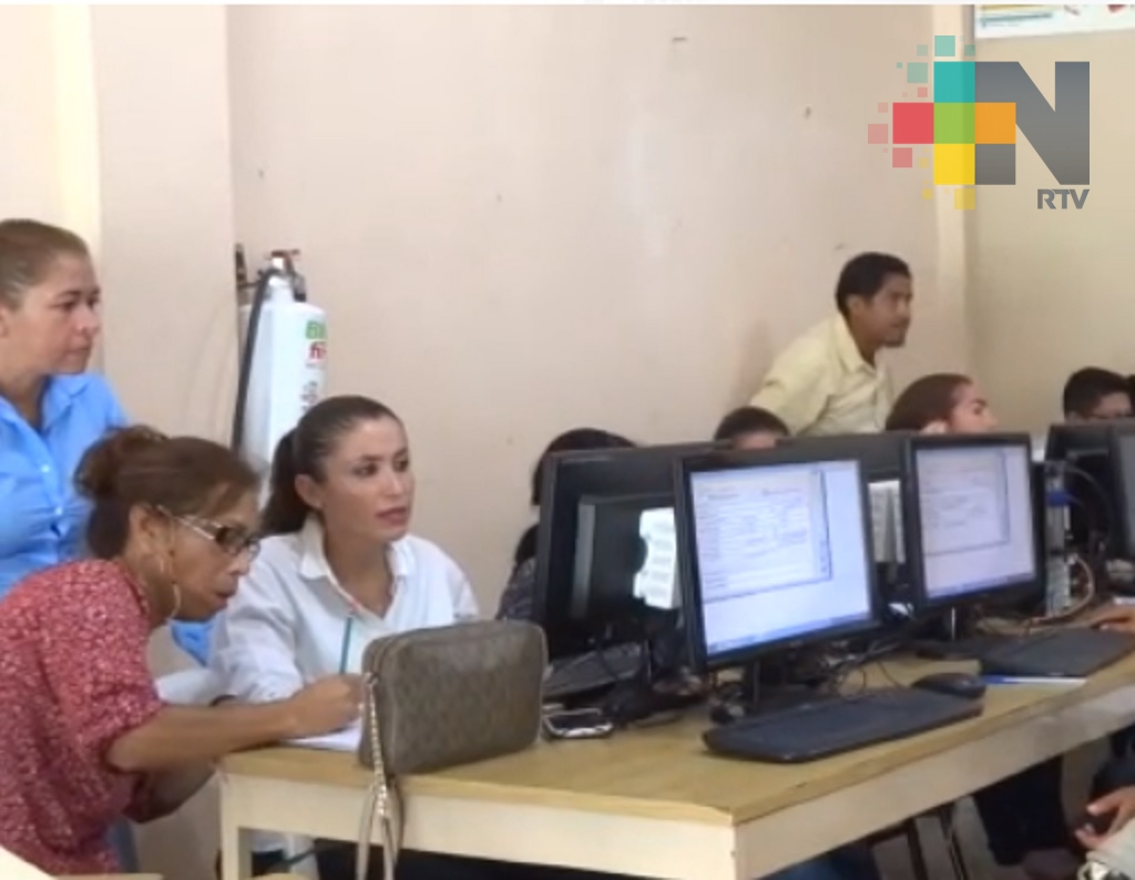 SEV respalda con asesoría y equipo de computo a docentes de Tantoyuca