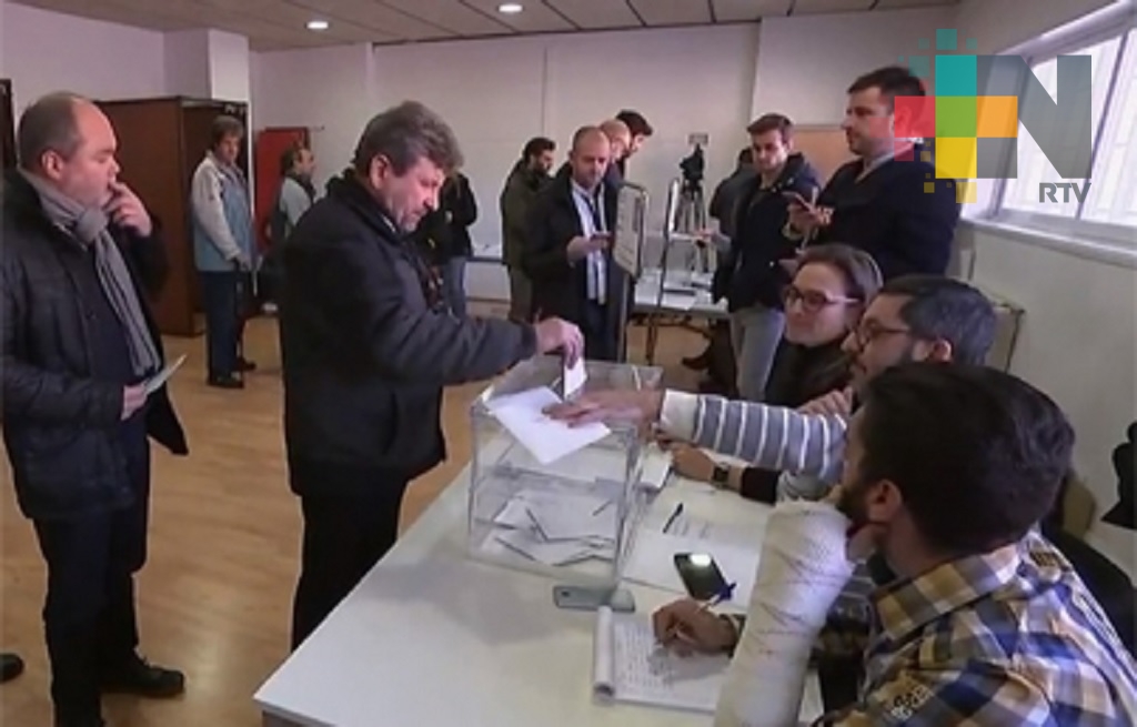 Abren con alta participación colegios electorales de Cataluña