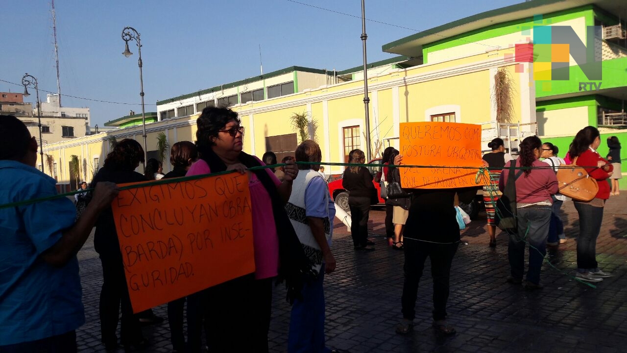 Exigen al ayuntamiento terminar barda perimetral en primaria de Veracruz
