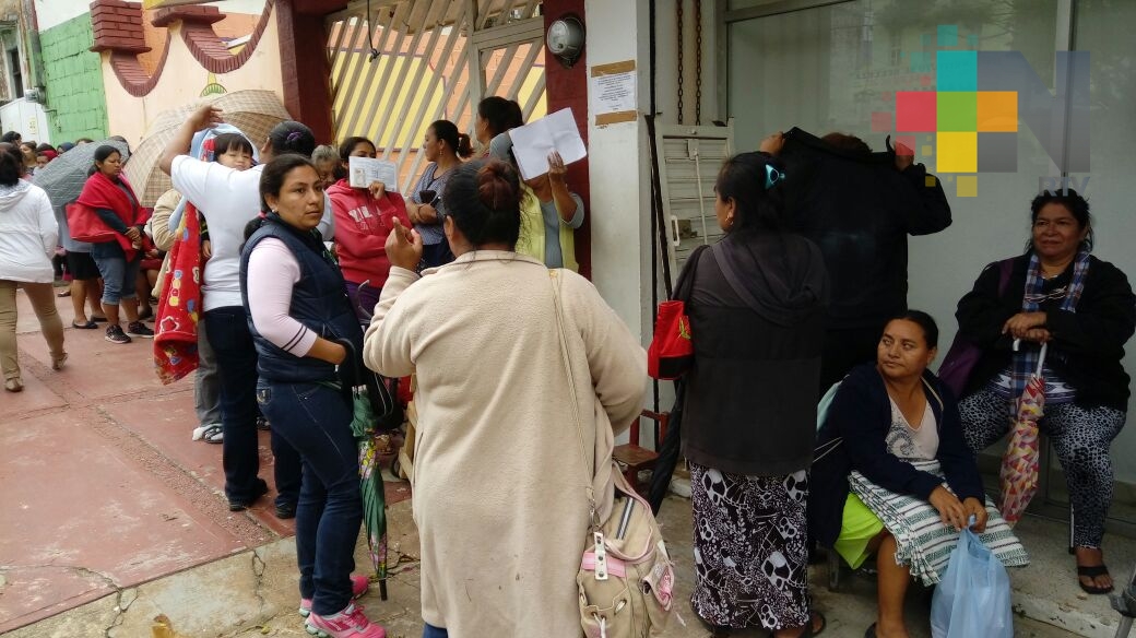 Protestan beneficiadas de Prospera en Bansefi por falta de cajeras y tarjetas