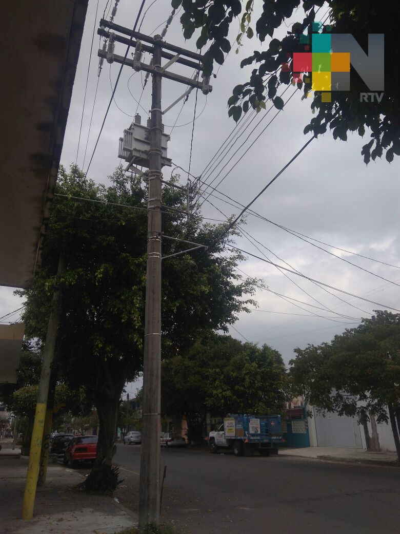 Poste de CFE pone en riesgo a quienes transitan por calle de Constituyentes de Veracruz