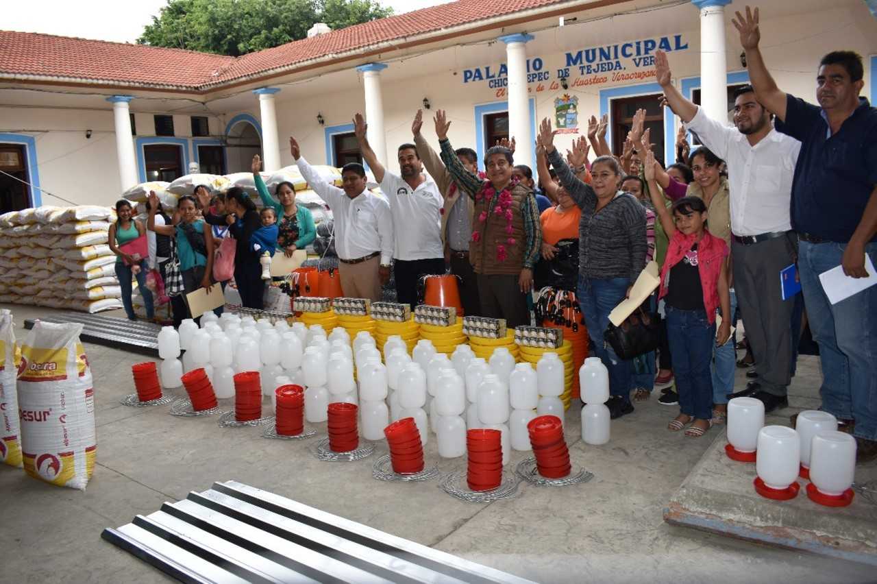Entrega diputado Manuel Francisco apoyos para proyectos productivos