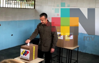 Venezolanos acuden a votar para elegir a 335 alcaldes y un gobernador