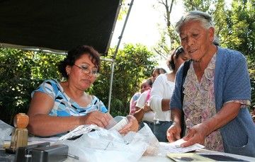 En la sierra de Huayacocotla, Prospera actualiza información de beneficiarios del programa 65 y más