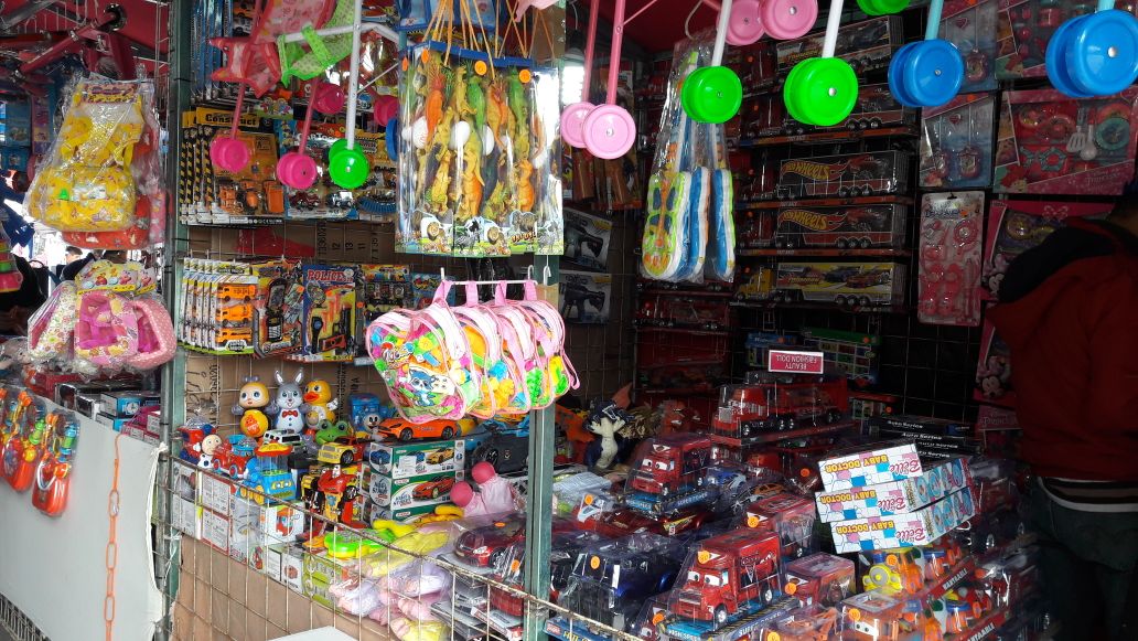 En Huayacocotla, comercio local y foráneo ofrece juguetes y rosca de reyes