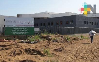 Presenta avance del 80% construcción de hospital materno-infantil de Coatzacoalcos