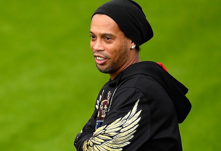 Brasileño Ronaldinho se retira oficialmente del fútbol