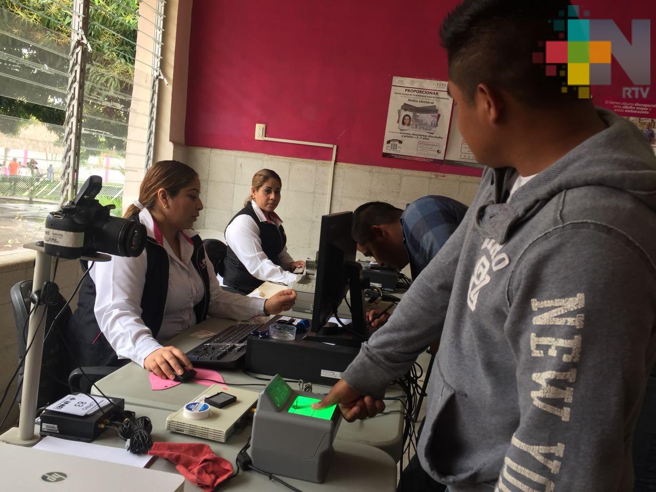 Gran afluencia de personas para tramitar credencial de elector en Tierra Blanca