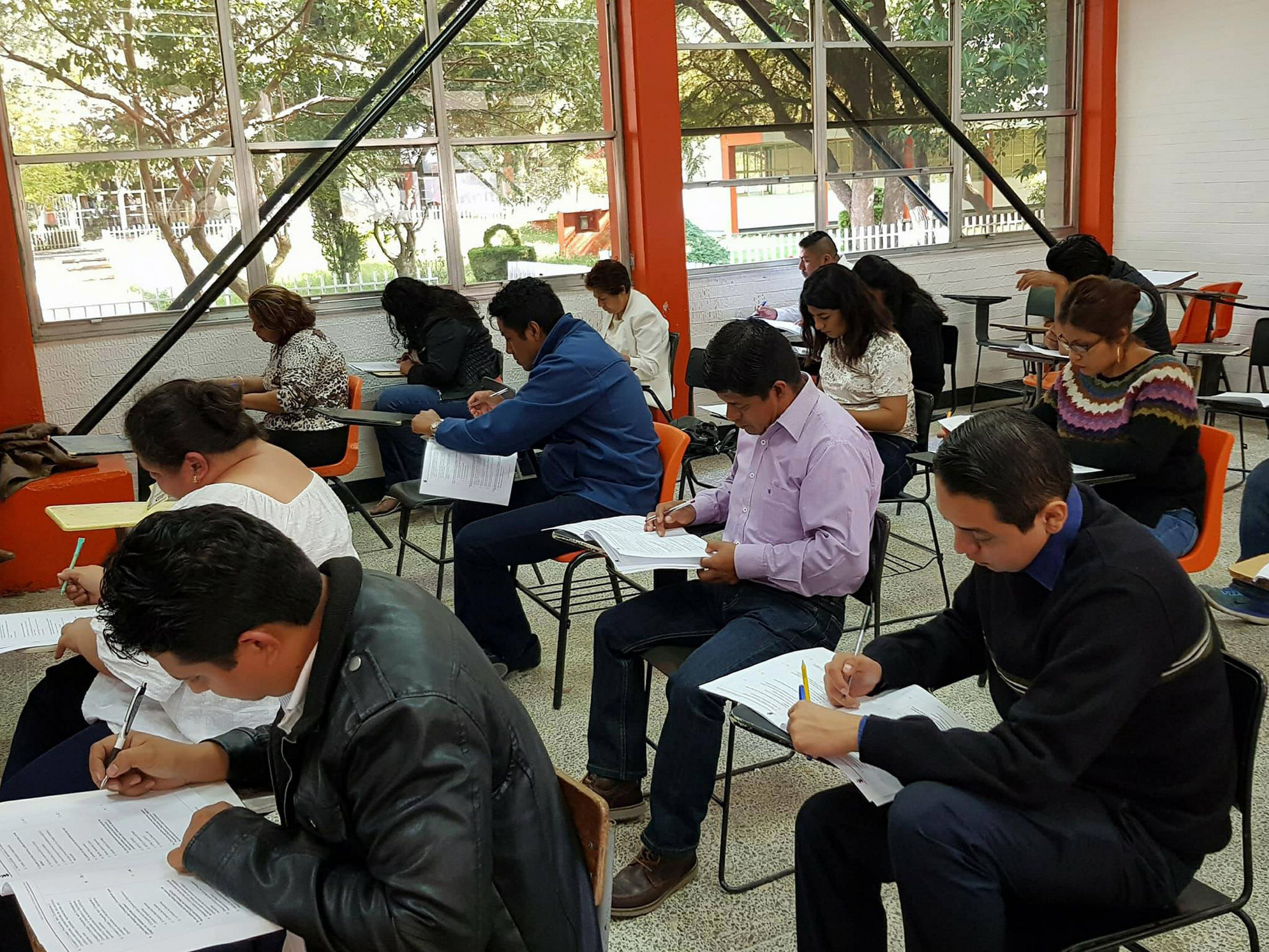 Necesario por lo menos año y medio para aprender inglés: experto