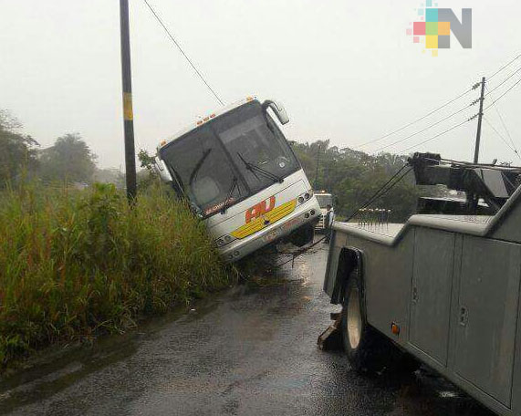 Por lluvias y mal estado de carretera se sale autobús del camino