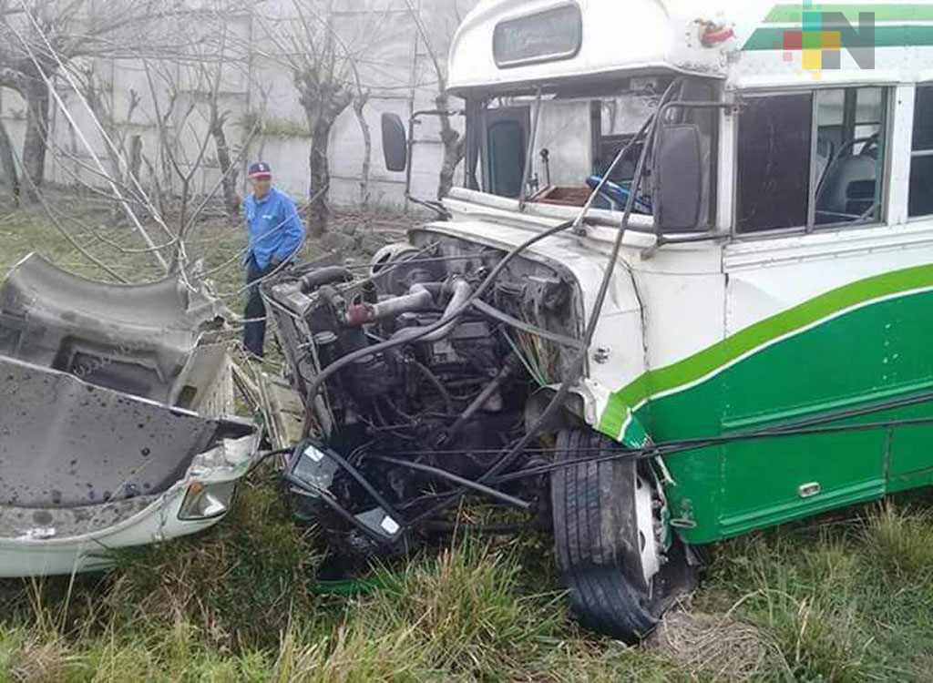 Urbano cae de libramiento carretero Paso del Toro-Santa Fe; había chocado con una camioneta particular