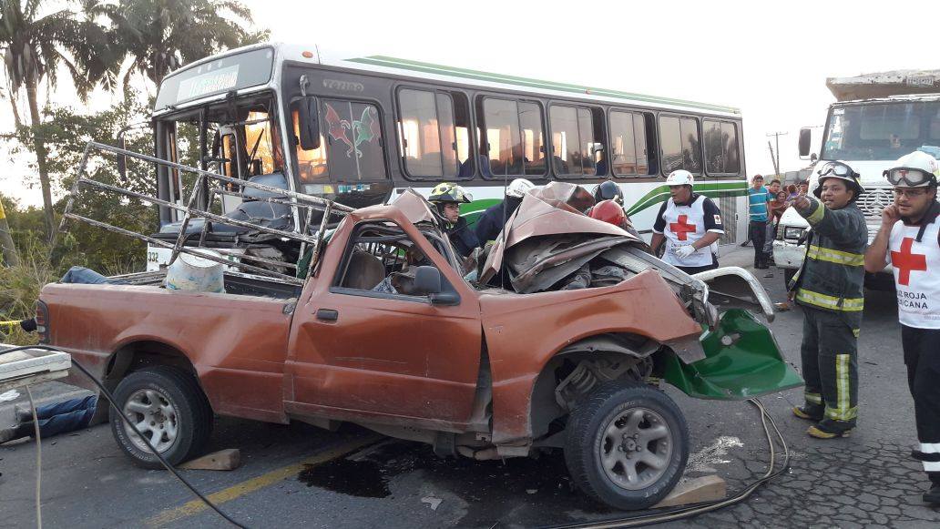 Cinco muertos por choque entre autobús y camioneta, en la carretera Veracruz-Xalapa