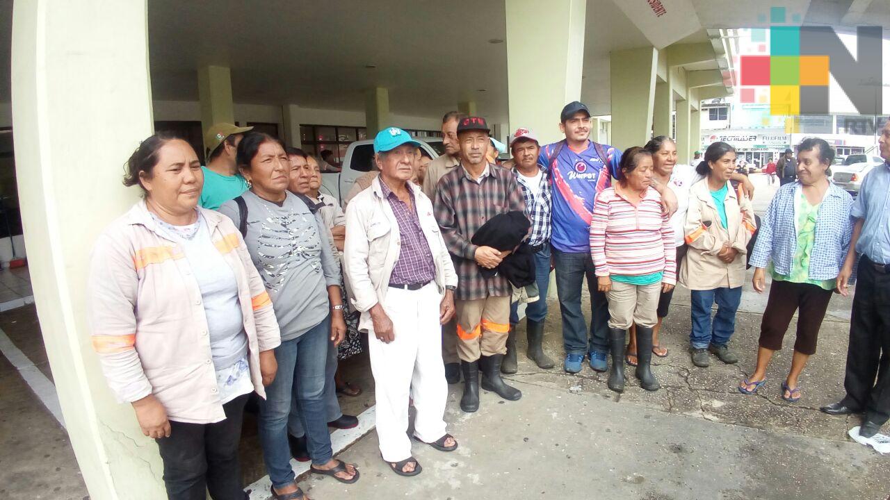 Ayuntamiento de Coatzacoalcos incumple con dotación total de escobas para barrenderos