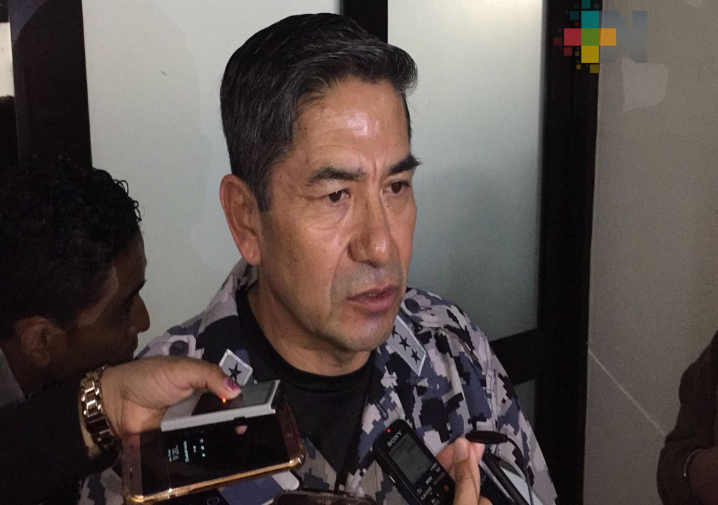 Policía Naval ofrece seguridad a personas que retiren dinero de bancos en Coatzacoalcos