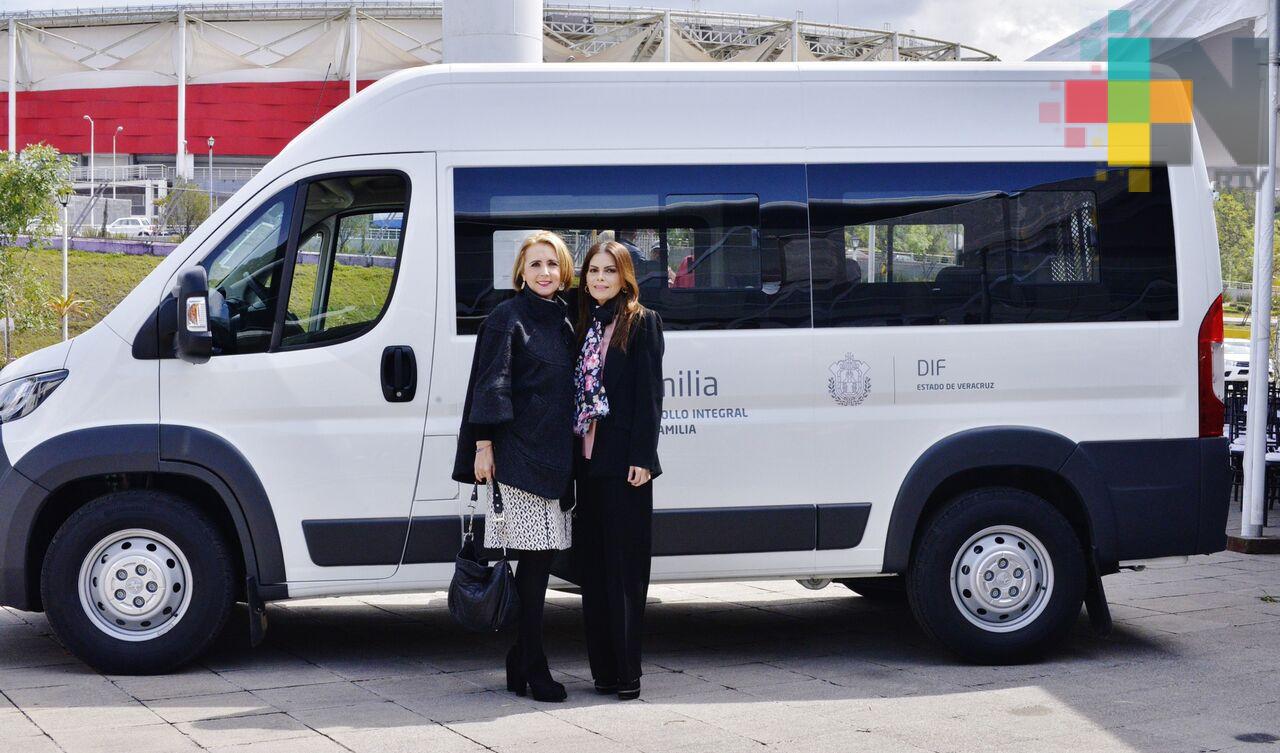 Entrega DIF vehículo adaptado para transportar a personas con discapacidad a DIF de Boca del Río