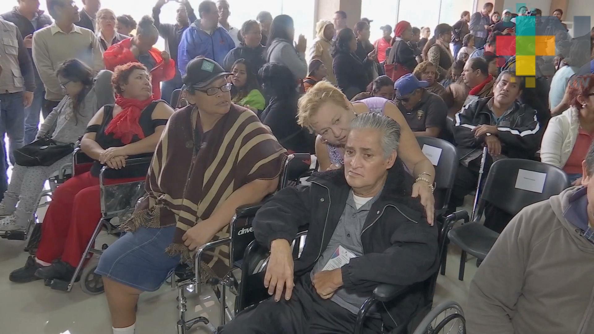 Entregan baños móviles para que personas con discapacidad obtengan ingresos