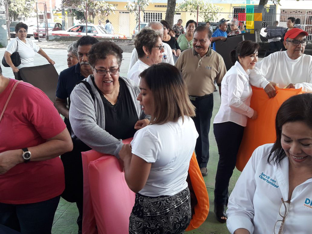 Entregan apoyos a familias de escasos recursos de Martínez de la Torre