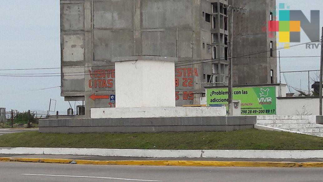 Colapsa estatua de Miguel Alemán Valdés en bulevar de Boca del Río