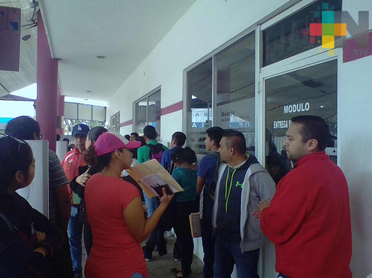 Abarrotan módulos del INE en el último día para tramitar credencial