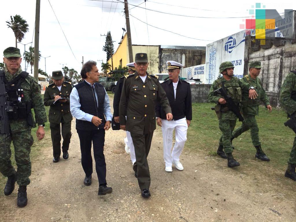Reitera general Cienfuegos que la ley se aplicará para todos por igual; supervisa junto al gobernador Yunes puntos de revisión