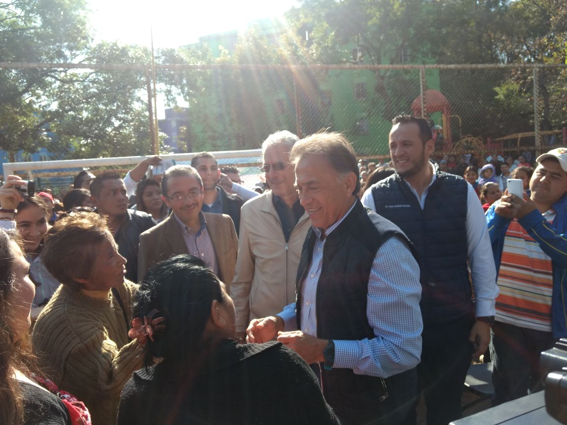 Entrega el gobernador Yunes la credencial 600 mil del programa Veracruz Comienza Contigo