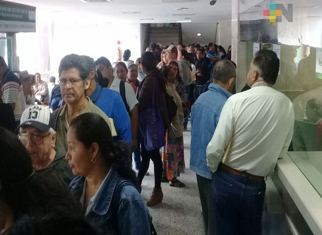 Derechohabientes exigen pago de viáticos al IMSS de Coatzacoalcos