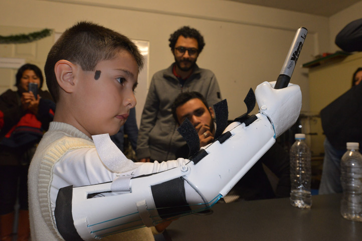 Estudiantes de la UV crean prótesis mecánica de mano para un niño