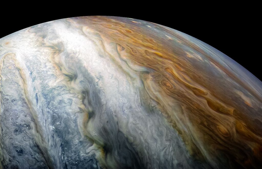 NASA capta coloridos cinturones de nubes en Júpiter