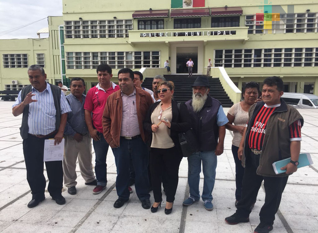 Extrabajadores piden ser reincorporados en ayuntamiento de Coatzacoalcos