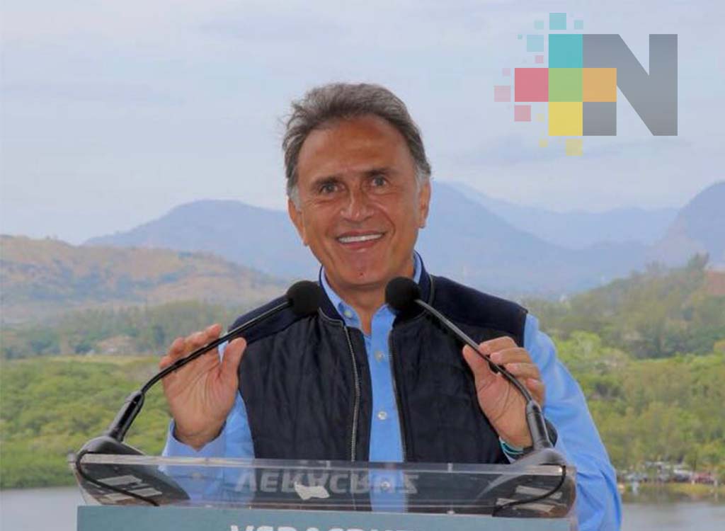 Anuncia el gobernador Yunes programa de más de 30 mil becas para jóvenes