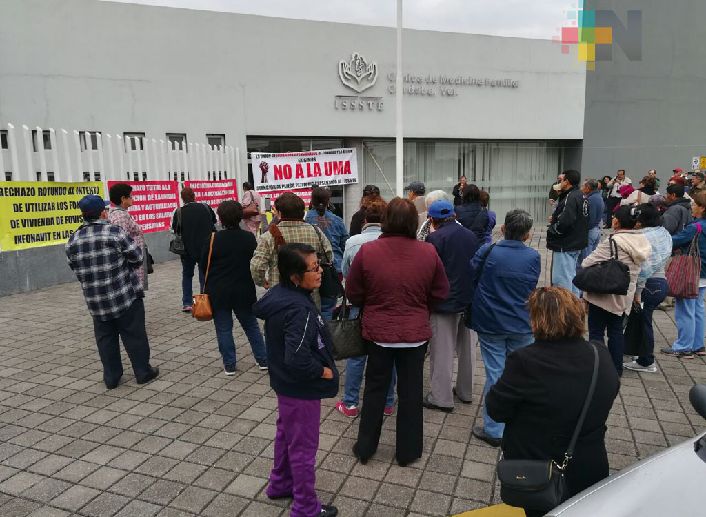 Pensionados y jubilados protestan ante el ISSSTE por pago de pensiones y mal servicio, en Córdoba