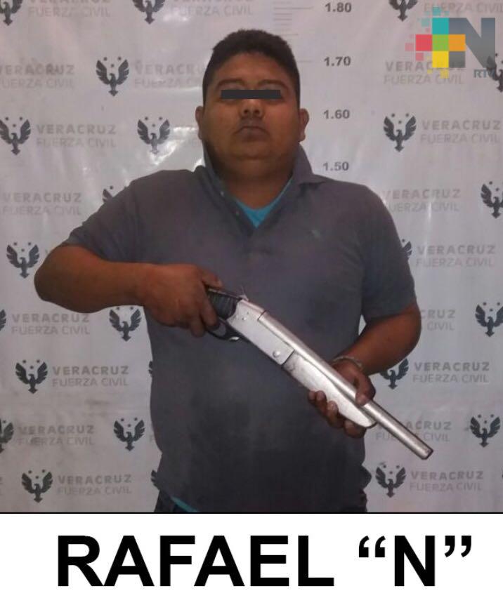 Captura Fuerza Civil a tres peligrosos delincuentes; asegura armas y un auto con reporte de robo, en Poza Rica