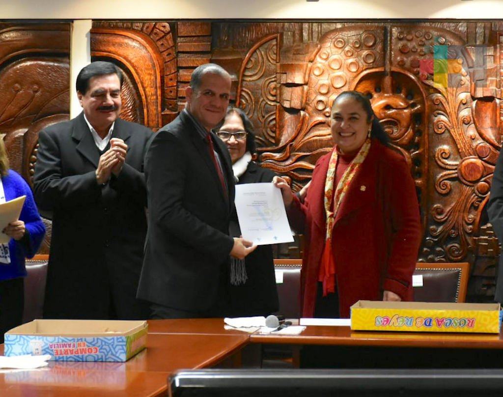 Recibe reconocimiento RTV por su participación en la campaña ‘Apadrina una carta y dona un juguete’