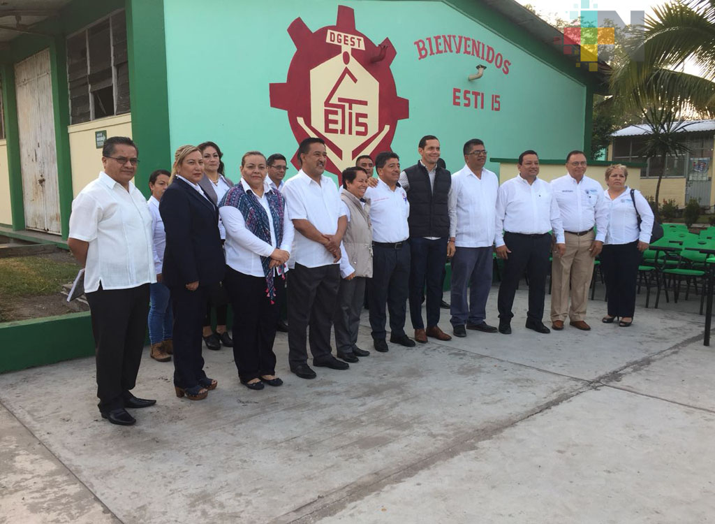 Recibe mobiliario escolar secundaria técnica en Tierra Blanca