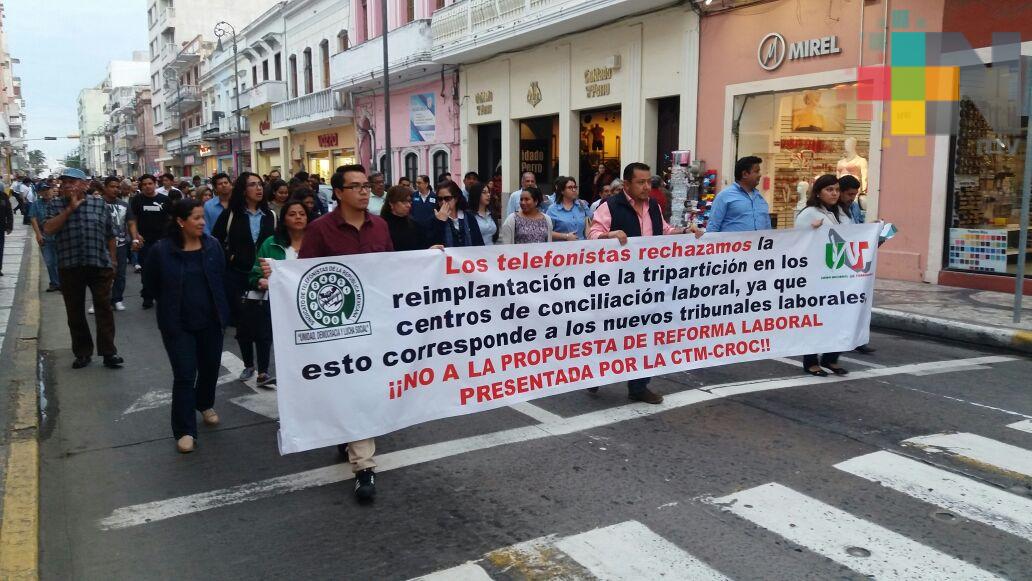 Marchan telefonistas en el puerto de Veracruz para protestar contra reformas que impulsa gobierno federal