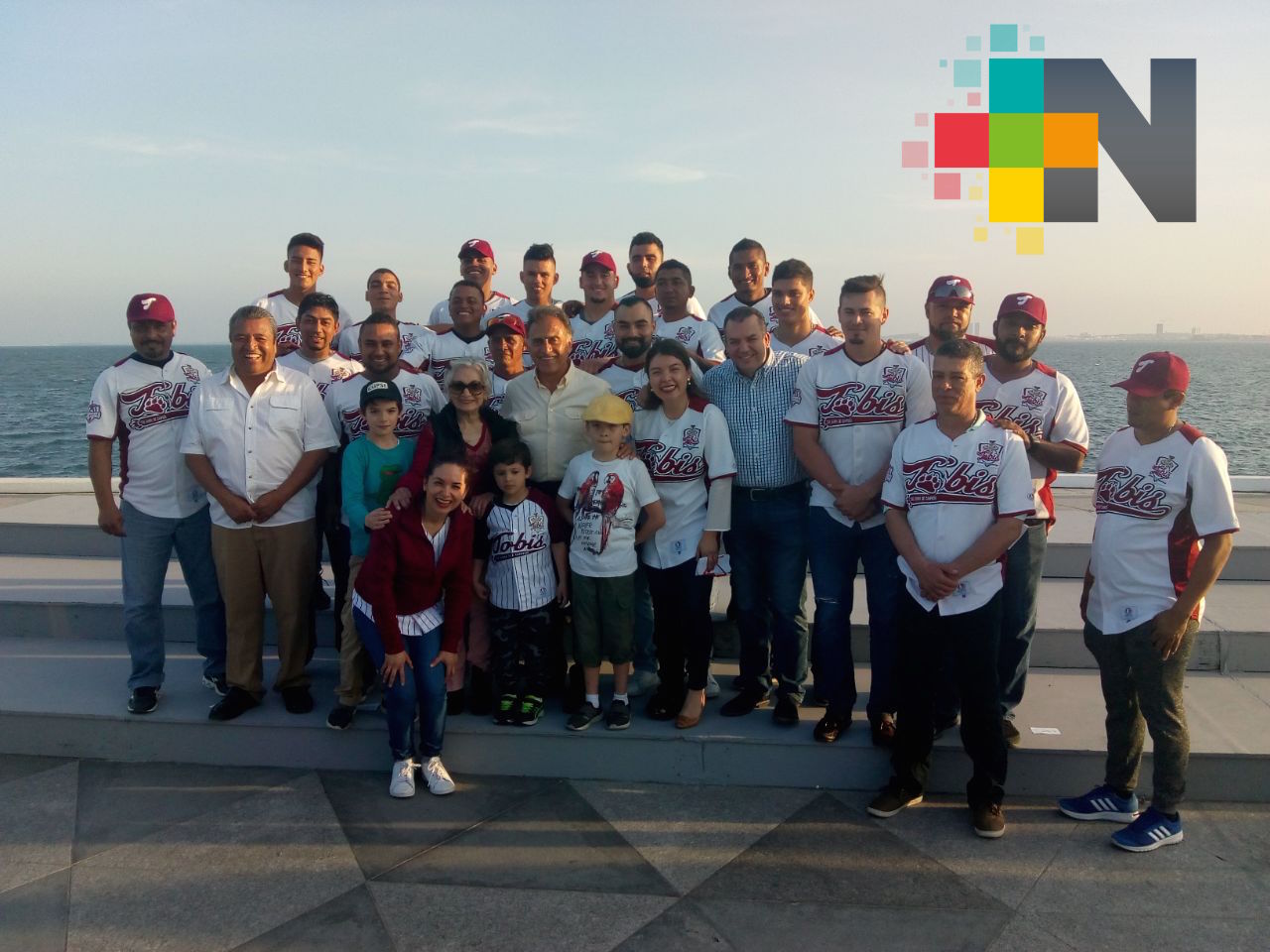Gobernador del Veracruz abandera al equipo de beisbol Tobis de Acayucan