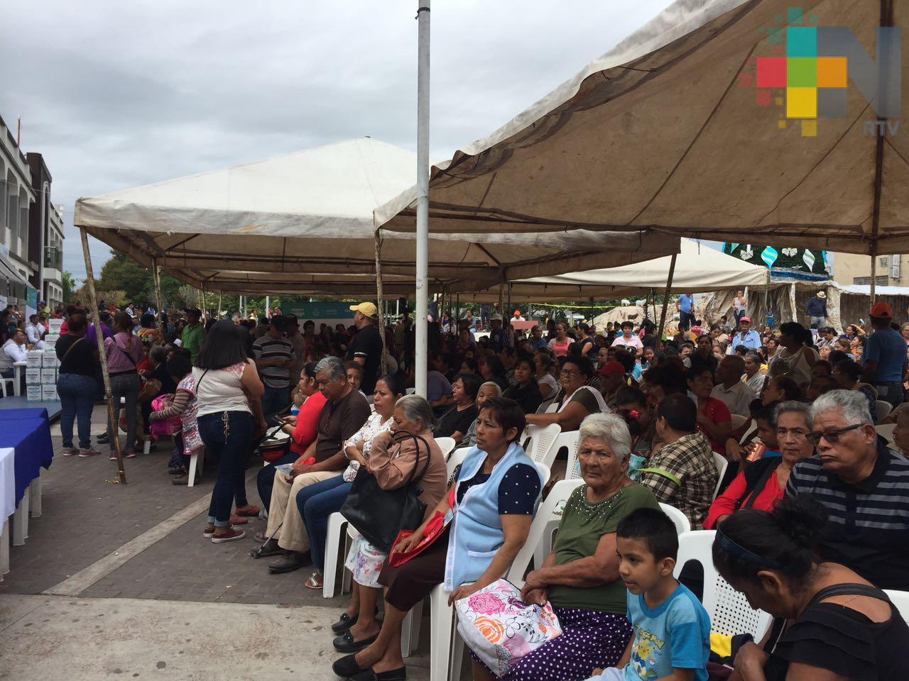 Entregan apoyos de Veracruz Comienza Contigo a familias de Tierra Blanca