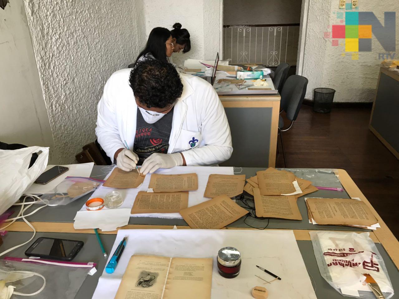 Restauran libros antiguos del fondo Leonardo Pasquel de la biblioteca de Xalapa