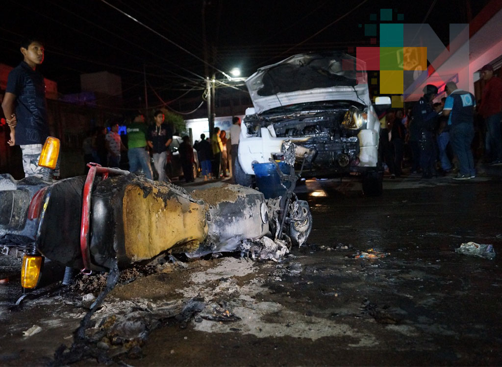 Jóvenes se accidentan tras conducir motocicleta a exceso de velocidad