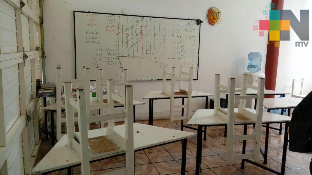 Personal de primaria de Coatzacoalcos piden se habiliten aulas móviles