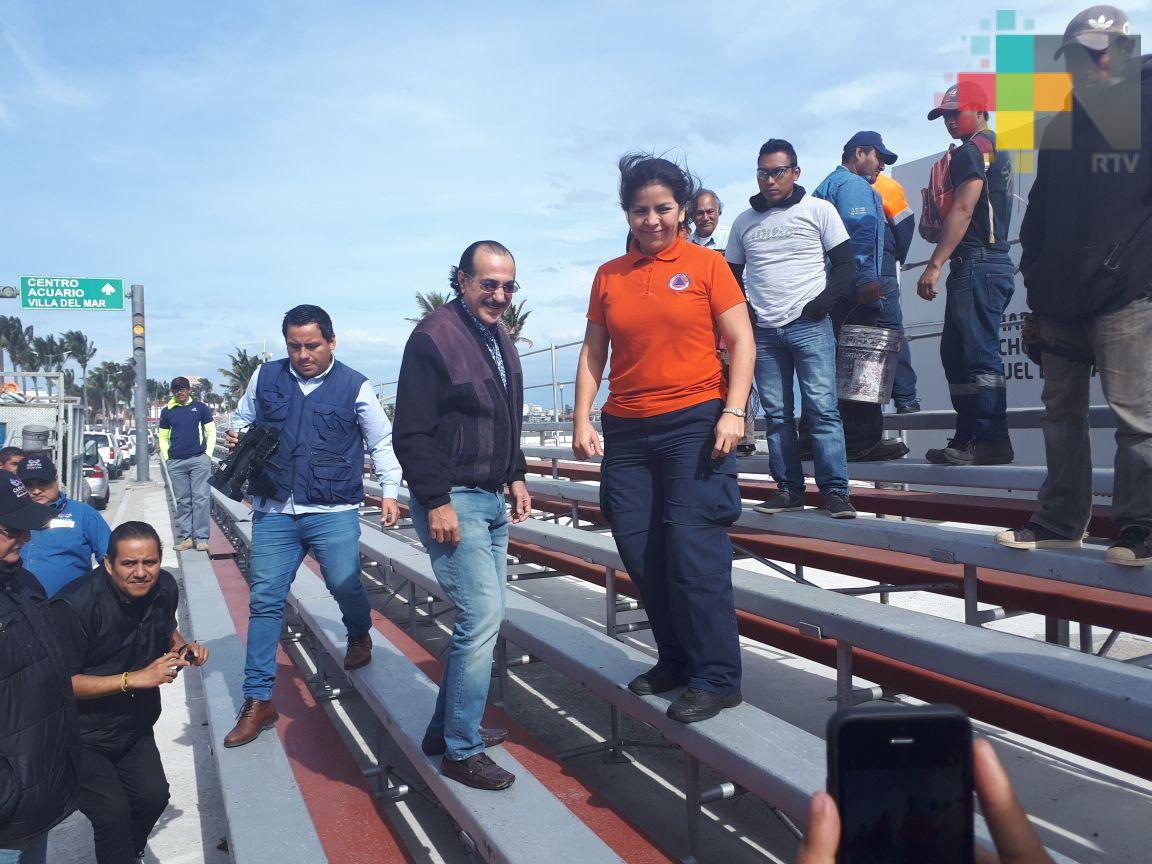Supervisan instalación de gradas para garantizar la seguridad durante los paseos