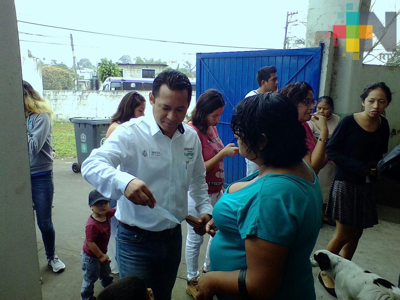 Entregan apoyos de “Veracruz comienza contigo” en Córdoba