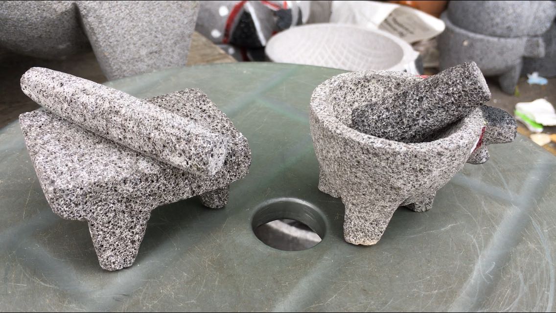 Molcajetes y ollas artesanales, importantes para elaborar comida mexicana