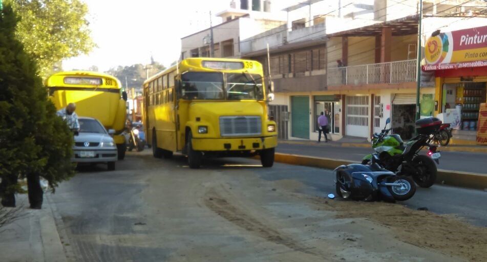 Derrapa motocicleta por derrame de combustible, en la avenida Rébsamen
