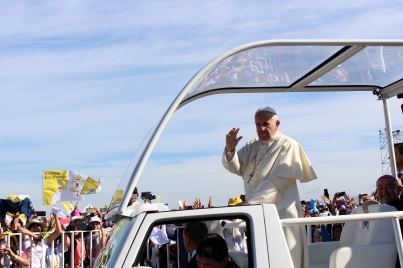Papa Francisco aterriza en Perú procedente de Chile