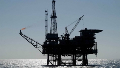Precios del petróleo caen tras aumento de reservas de EUA