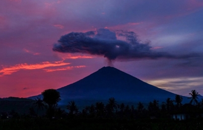 Huyen unos 40 mil filipinos ante inminente erupción de volcán Mayon